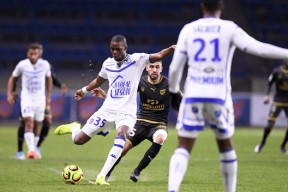 开云体育中国官网-法国杯倒计时，武汉三镇赛后防线松动，细节引发关注，媒体盛赞，纪律约束更严格(战平浦项铁人武汉三镇告别亚冠赛场)