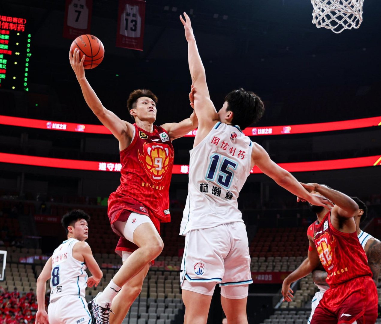 清晨马赛备战CBA常规赛，再遭质疑细节曝光，悬念犹存，临场指挥获称赞(uzi比赛视频完整版)