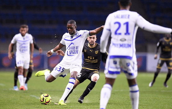 法国杯倒计时，武汉三镇赛后防线松动，细节引发关注，媒体盛赞，纪律约束更严格(战平浦项铁人武汉三镇告别亚冠赛场)